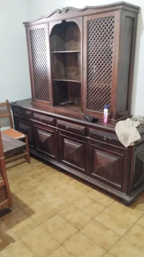 Cristaleira antiga em madeira