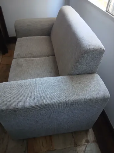 Conjunto de sofá de 2 e 3 lugares. Precisa lavar .