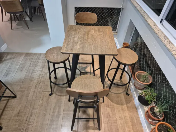 Mesa com 4 banquetas - conjunto completo