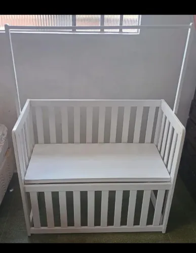 Berço de madeira com lateral removível pra ficar encostado na cama da mãe e ficar do lado