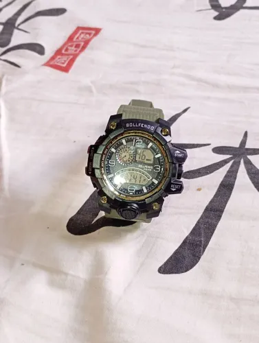 Relógio bonfleno novo e bom a bateria ok tudo tranquilo e me ajuda a vender ele hein