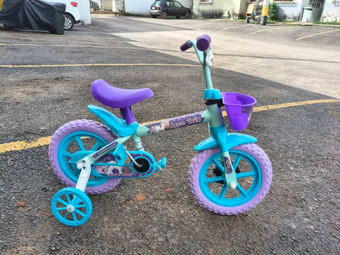 Estou vendendo uma bicicleta usada, quase nova, minha filha quase nunca a usa.