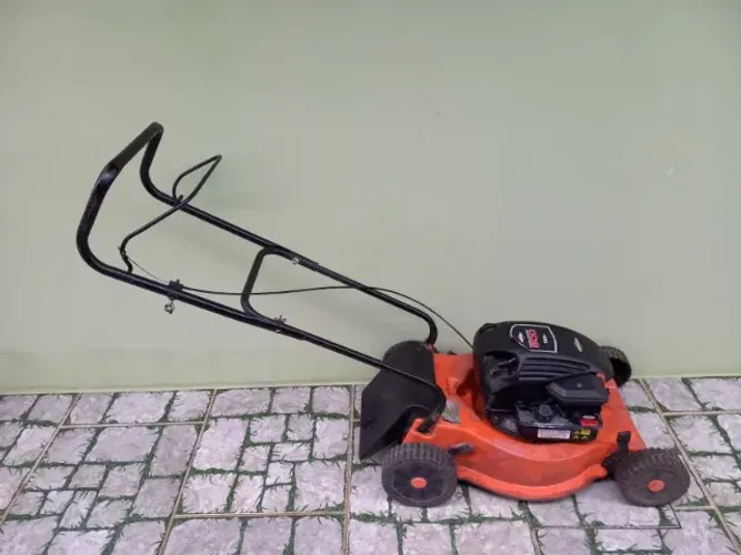 Cortador de grama da marca Tramontina modelo CC40 a gasolina