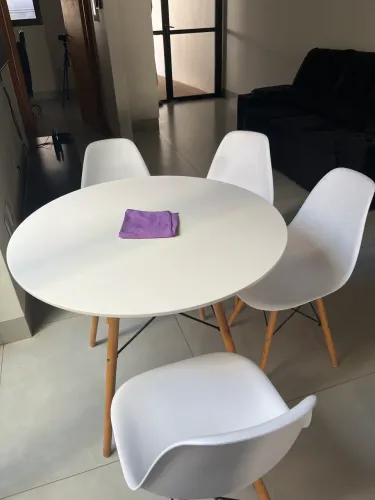 Mesa redonda branca (pé palito)