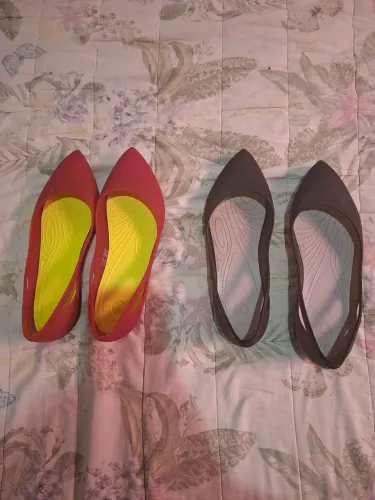 Crocs originais tamanho 38, dois pares por 100,00