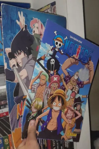 Álbum de Figurinhas de One Piece (2021) e Naruto Shipp Incompleto + 12 Cards e Porta Cards