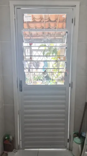Porta Alumínio Branco com Basculante. Entrega Grátis
