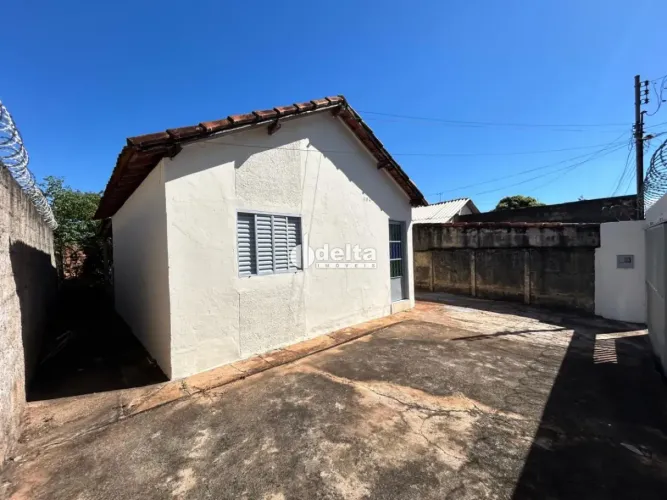 Casa residencial com 1 quarto disponível para locação no bairro Santa Luzia em Uberlândia-