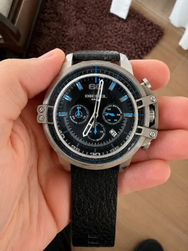 Diesel com pulseira de couro preta