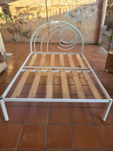 Cama de casal em ferro + colchão grátis