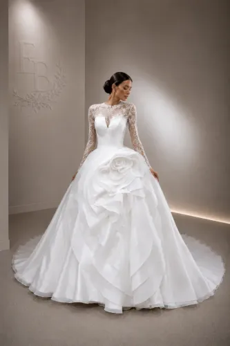 Vestido de Noiva Princesa Tomara que Caia com Blusa de Renda Manga Longa e detalhe flor