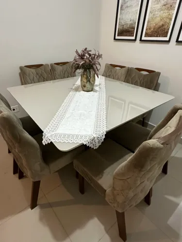 Mesa com 8 cadeiras