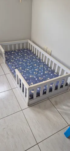 Cama montessoriana com colchão e capa protetora