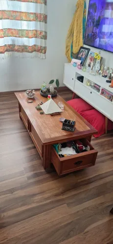 Mesa de centro com gavetas