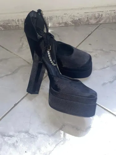 salto estilo versace preto tamanho 39 (NOVO)
