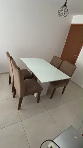 Mesa de jantar com 4 cadeiras bem conservadas PROMOÇÃO
