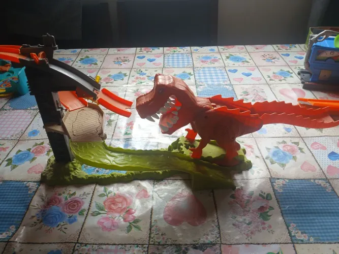 Pista Hot Wheels T Rex