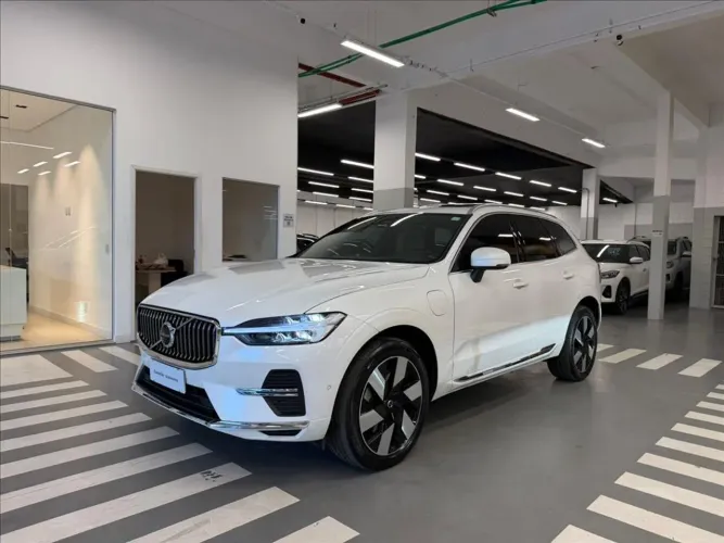 Volvo XC-60 T-8 Plus 2.0 AWD (híbrido) 2025