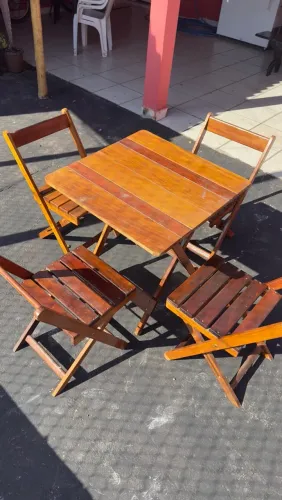 Jogo de mesa com cadeiras de madeira