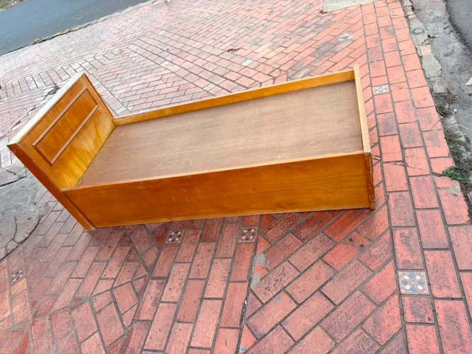 Cama de solteiro de madeira com 2 gavetas conservada ((ENTREGO GRATIS))