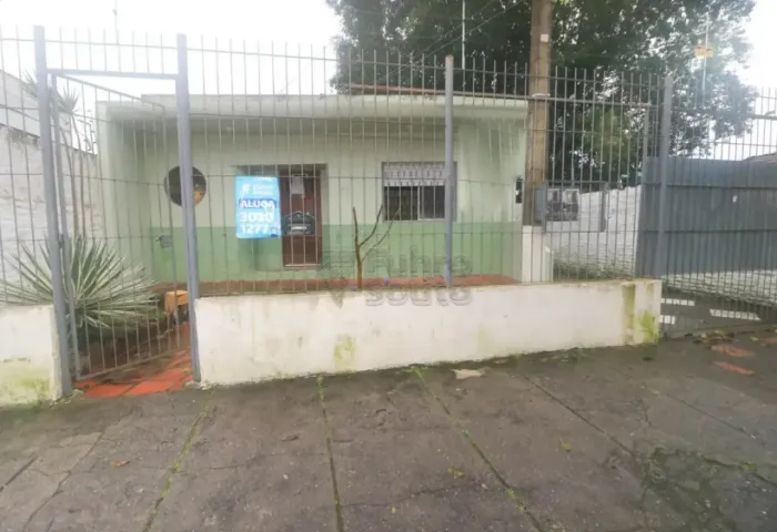 Casa com 03 dormitórios no Centro de Pelotas - pátio compartilhado