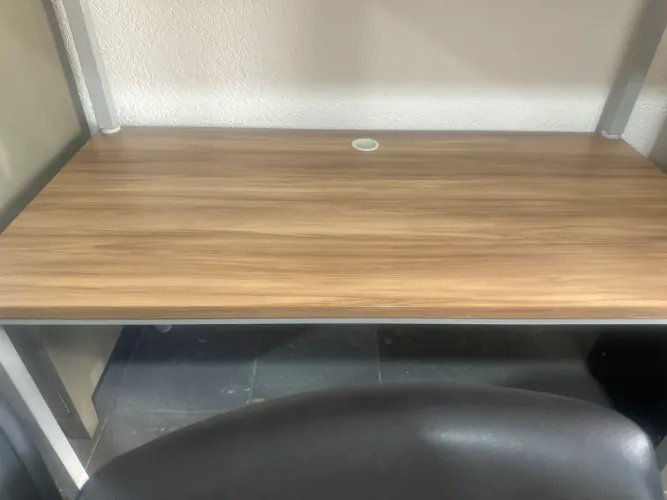 Mesa reta 1,40x70 pé de aço mazzo Vitorino semi novo