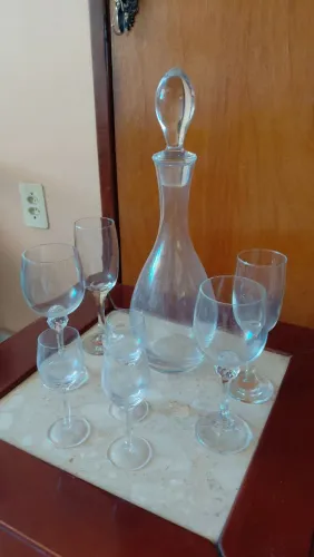 Garrafa licor e taças 