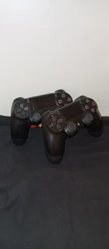 2 controles de PS4.