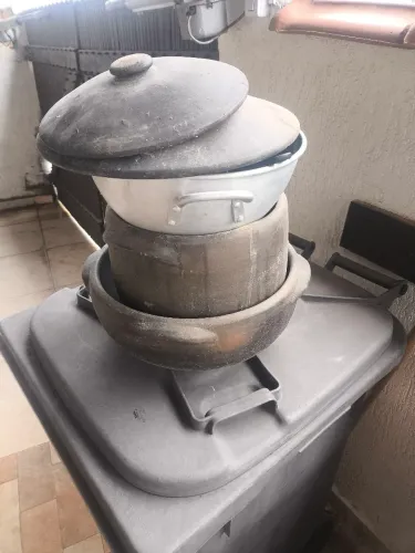 Panelas de barro e escorredor de macarrão grande