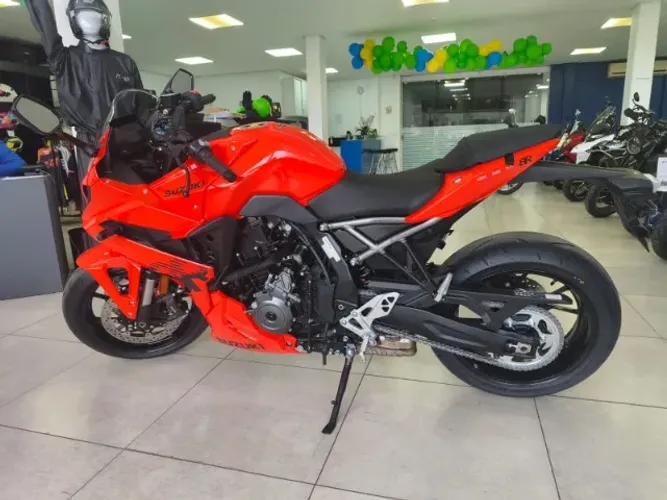 SUZUKI GSX-8R