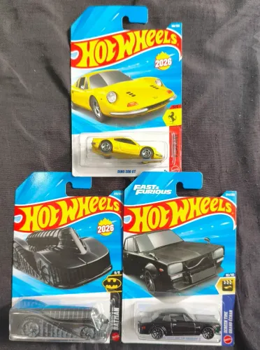 Hotwheels Skyline Thunt, Batman Armored e Dino 206 GT