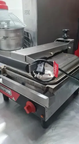 Chapa Elétrica Croydon 220V, Pronta para Trabalhar! 