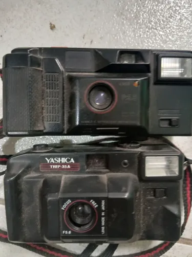 Duas máquinas fotográficas antigas