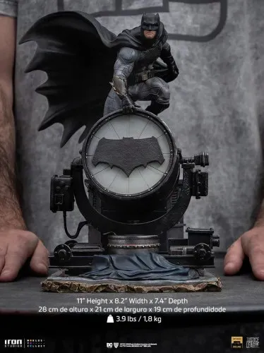 Estátua Batman on Batsignal - Art Scale 1/10 - Iron Studios