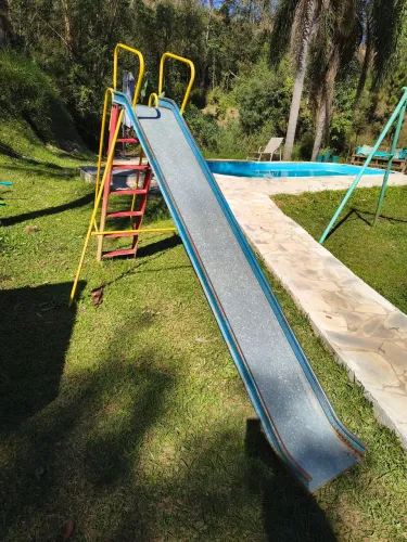 Lindo escorregador infantil de metal
