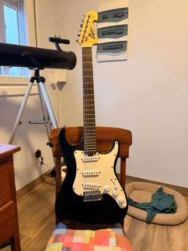 Guitarra Lyon by Washburn (Stratocaster Preta)