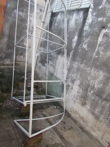 Toldo e placa comercial
