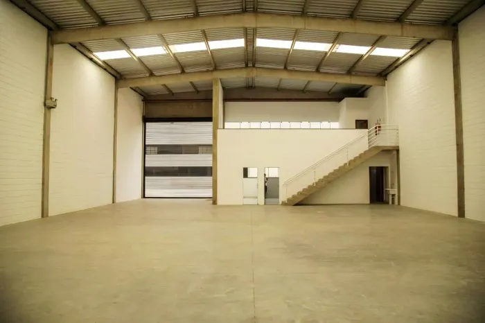 GALPÃO EM CONDOMÍNIO COM 500 m² PARA ALUGAR AO LADO DA RAPOSO TAVARES - SOROCABA