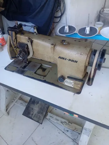 Vendo uma Máquina de costura de 2 agulhas desligave