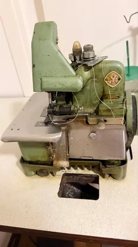 Maquina Overlock 3 fios DCY-113 - Lubrificação Semi Automatica
