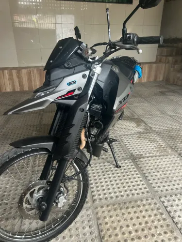Moto sem detalhe, revisões feita na concessionária.