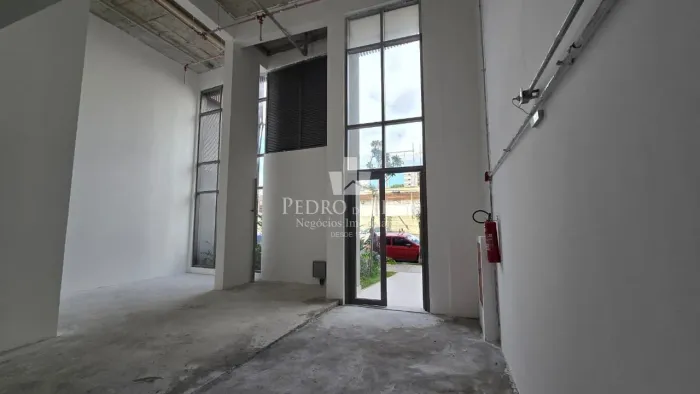 Loja comercial nova com 182m², na Guilhermina Esperança, há 350m do metro Guilhermina Espe
