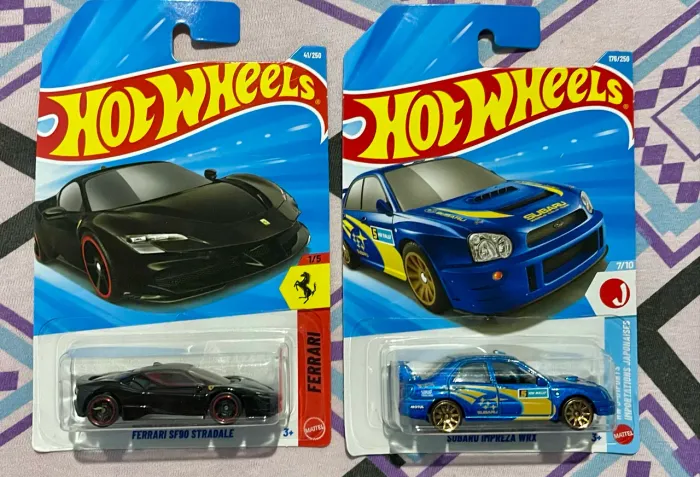 Dupla de hot Wheels FERRARI + SUBARU
