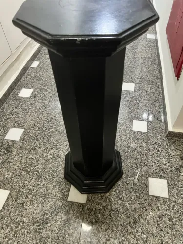 Pedestal de madeira preto