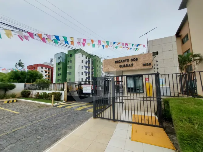 Apartamento com dois quartos no Cond. Recanto dos Guarás, próximo ao Ferreira Costa.