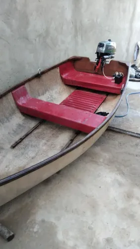 barco de fibra com acabamento de madeira naval 