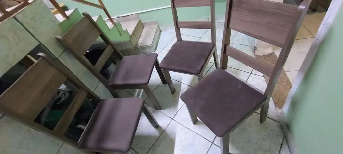Cadeiras e mesa de jantar
