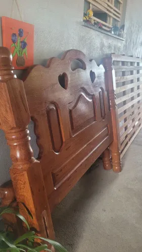 Cama de casal em madeira com colchão de molas