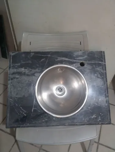 Pia para banheiro em granito cinza.