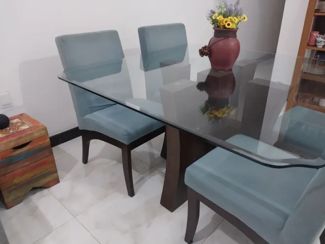 Mesa de jantar quadrada 1/40 por /1/40 com tampo de vidro e pés de madeira com 6 cadeiras